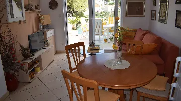 Apartment with Balcony in Okrug Gornji