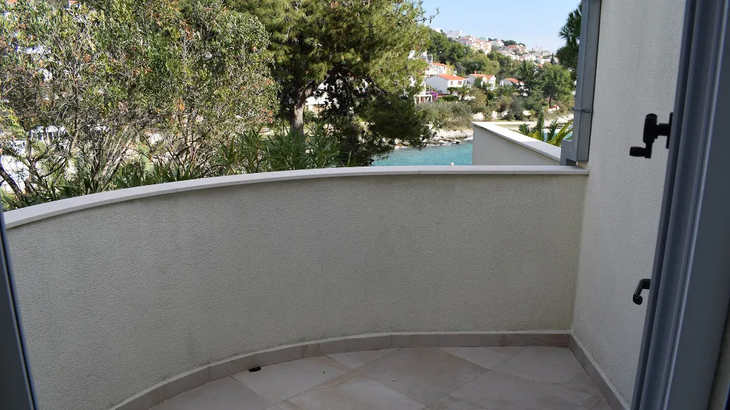 Apartment with Balcony in Okrug Gornji
