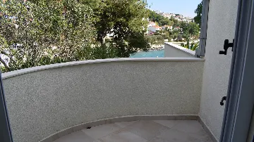 Apartment with Balcony in Okrug Gornji