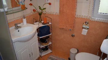 Apartment with Balcony in Okrug Gornji