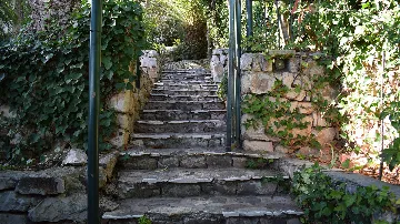 Apartment with Balcony in Okrug Gornji