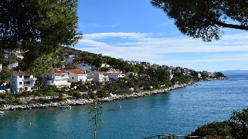 Two-Bedroom Apartment for 4 in Okrug Gornji