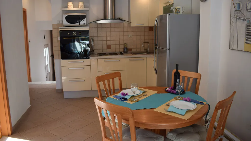 Two-Bedroom Apartment for 4 in Okrug Gornji
