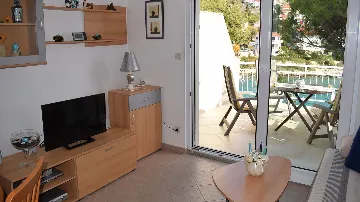 Two-Bedroom Apartment for 4 in Okrug Gornji