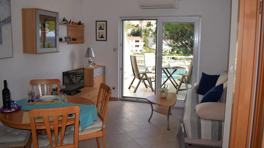 Two-Bedroom Apartment for 4 in Okrug Gornji