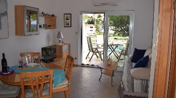 Two-Bedroom Apartment for 4 in Okrug Gornji