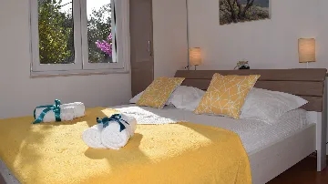 Two-Bedroom Apartment for 4 in Okrug Gornji