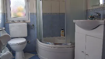 Two-Bedroom Apartment for 4 in Okrug Gornji