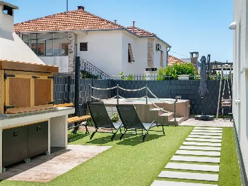 Trogir Apartment with Jacuzzi and Garden