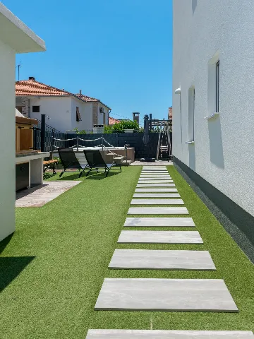 Trogir Apartment with Jacuzzi and Garden