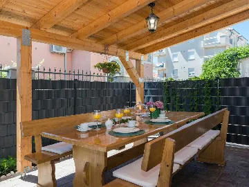 Trogir Apartment with Jacuzzi and Garden