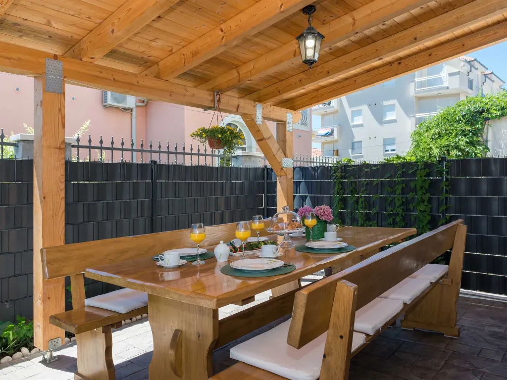 Trogir Apartment with Jacuzzi and Garden