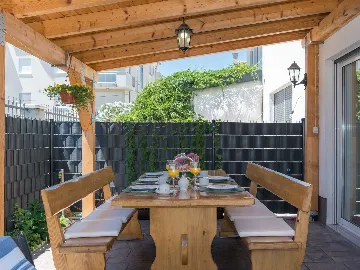 Trogir Apartment with Jacuzzi and Garden