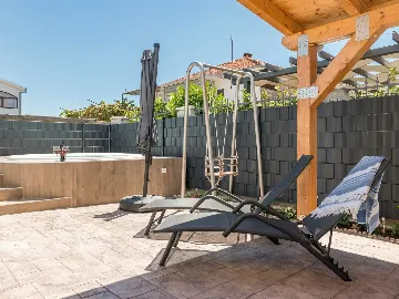 Trogir Apartment with Jacuzzi and Garden