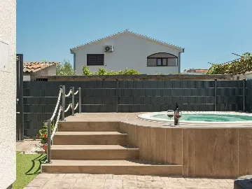 Trogir Apartment with Jacuzzi and Garden