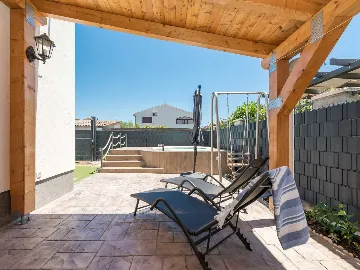 Trogir Apartment with Jacuzzi and Garden