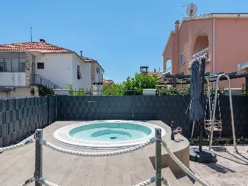 Trogir Apartment with Jacuzzi and Garden
