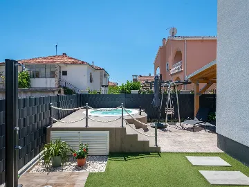 Trogir Apartment with Jacuzzi and Garden