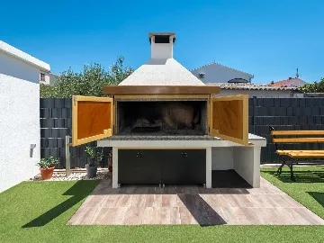 Trogir Apartment with Jacuzzi and Garden