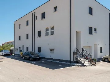 Trogir Apartment with Jacuzzi and Garden