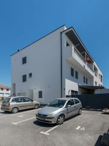 Trogir Apartment with Jacuzzi and Garden