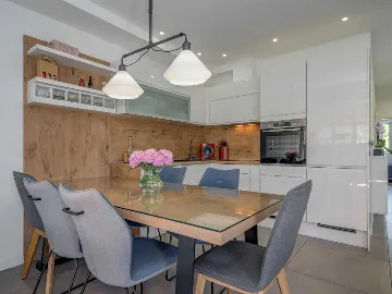 Trogir Apartment with Jacuzzi and Garden