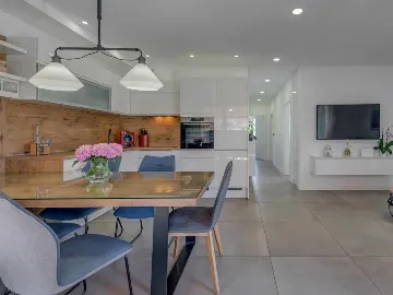 Trogir Apartment with Jacuzzi and Garden