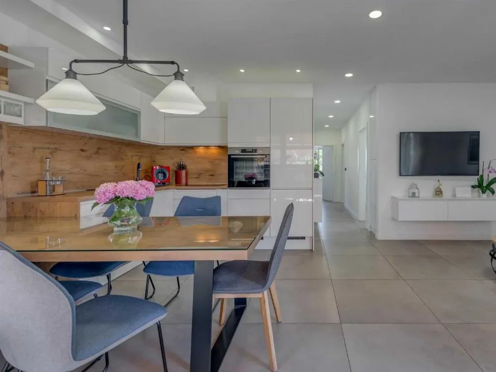 Trogir Apartment with Jacuzzi and Garden
