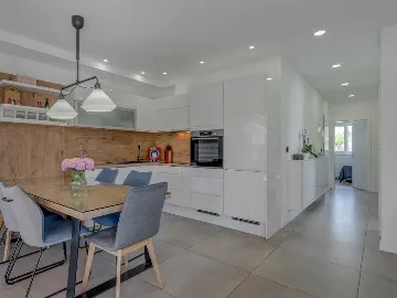 Trogir Apartment with Jacuzzi and Garden