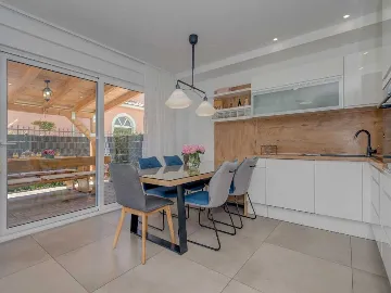 Trogir Apartment with Jacuzzi and Garden