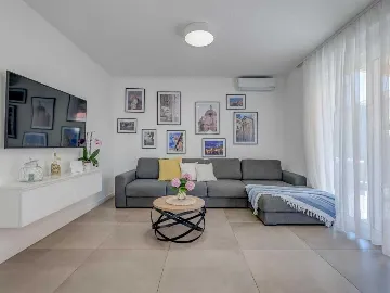 Trogir Apartment with Jacuzzi and Garden