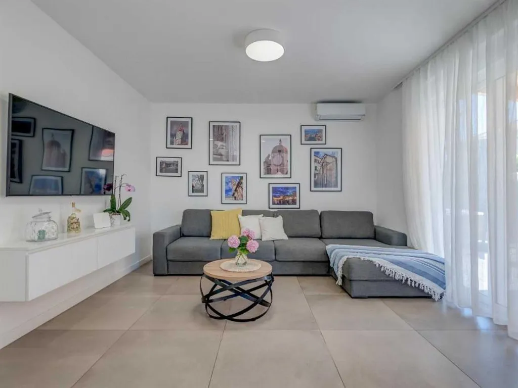 Trogir Apartment with Jacuzzi and Garden