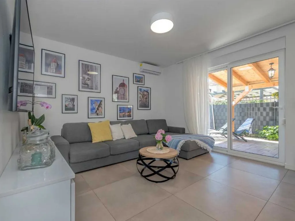 Trogir Apartment with Jacuzzi and Garden
