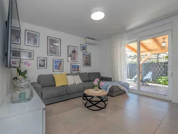 Trogir Apartment with Jacuzzi and Garden