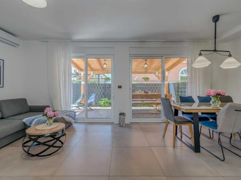 Trogir Apartment with Jacuzzi and Garden