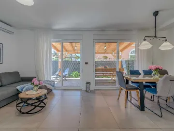 Trogir Apartment with Jacuzzi and Garden