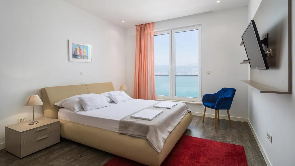 Villa for 12 Guests in Slatine with Pool