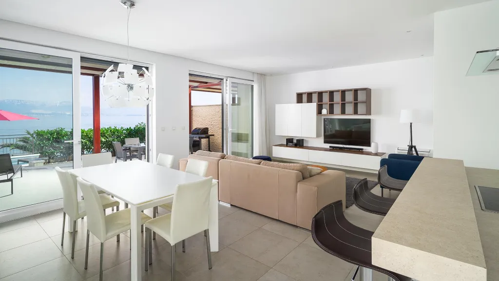 Villa for 12 Guests in Slatine with Pool
