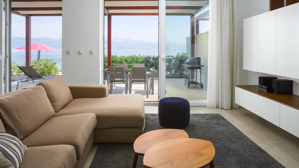 Villa for 12 Guests in Slatine with Pool