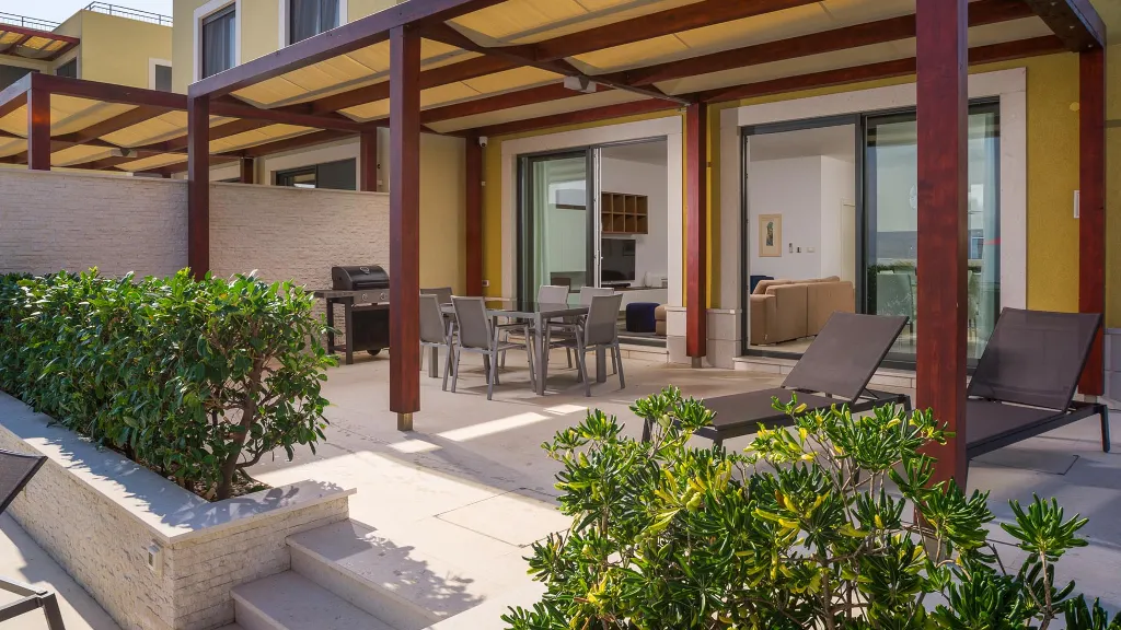 Villa for 12 Guests in Slatine with Pool