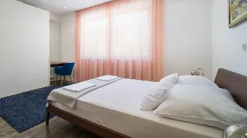 Villa for 12 Guests in Slatine with Pool