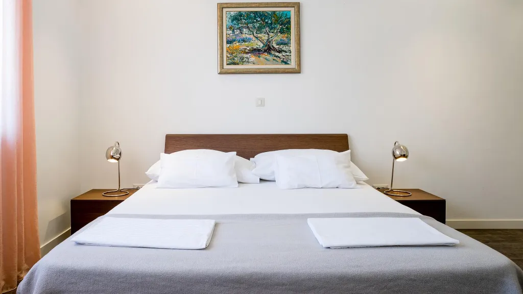 Villa for 12 Guests in Slatine with Pool