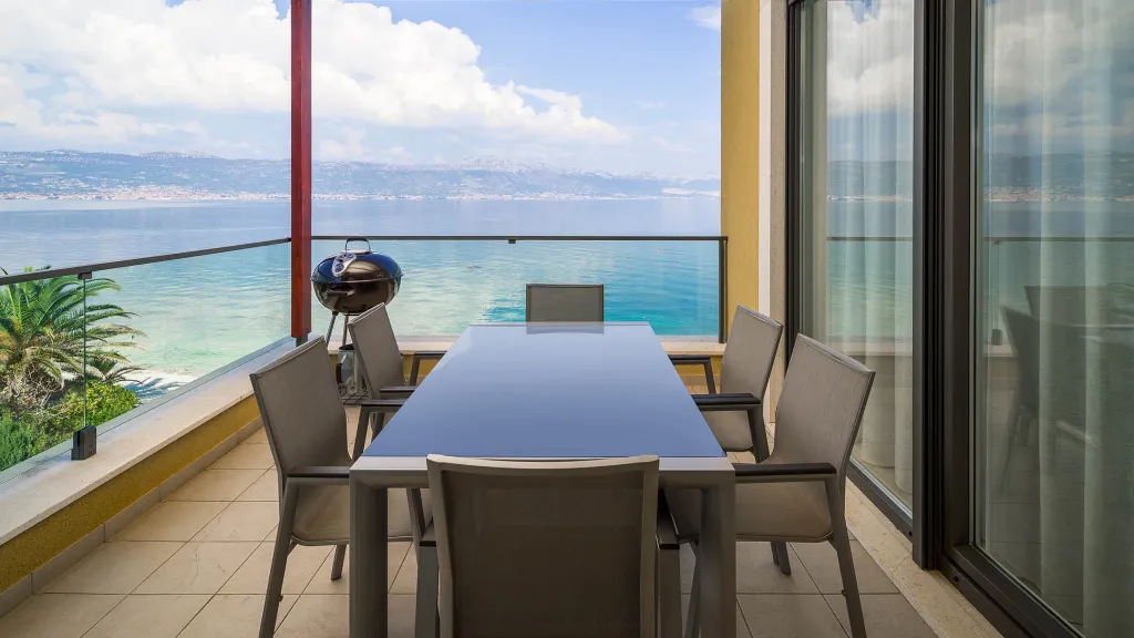Villa for 12 Guests in Slatine with Pool