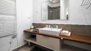 6-Bedroom Villa in Slatine for 12 Guests