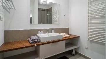 6-Bedroom Villa in Slatine for 12 Guests