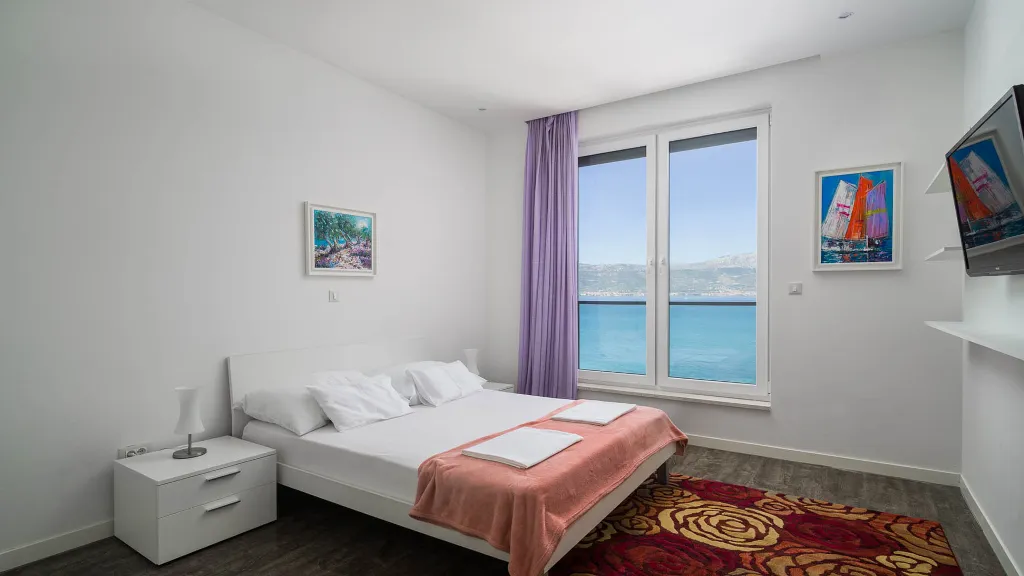 6-Bedroom Villa in Slatine for 12 Guests