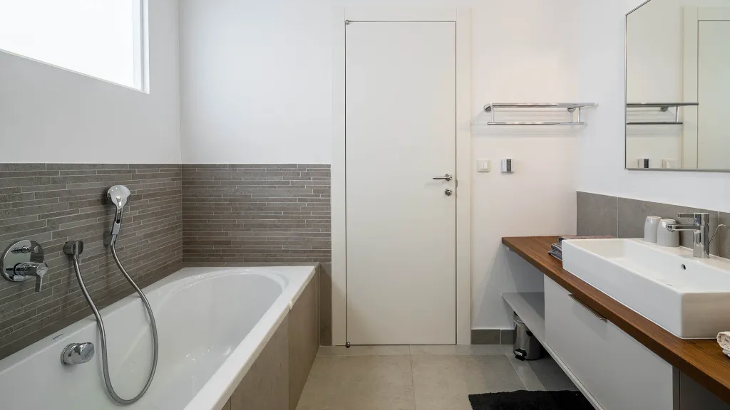 6-Bedroom Villa in Slatine for 12 Guests