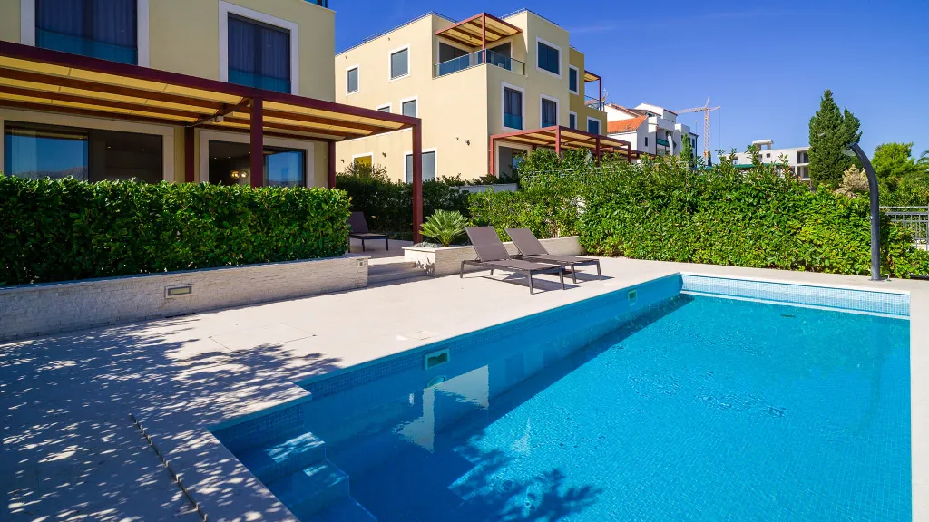 6-Bedroom Villa in Slatine for 12 Guests