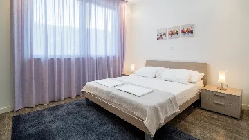 6-Bedroom Villa in Slatine for 12 Guests