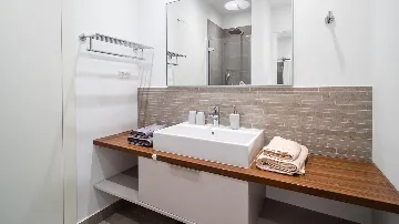 6-Bedroom Villa in Slatine for 12 Guests